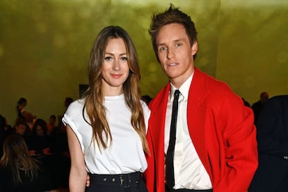 Eddie Redmayne. El ganador del Oscar por 'La teoría del todo' comparte dos hijos con la que fuera relaciones públicas de una compañía financiera Hannah Bagshawe. Se conocieron en su época universitaria –apenas unos metros separaban sus respectivas residencias estudiantiles– y fueron amigos durante más de una década hasta que en 2012 comenzaron a salir juntos. Posaron por primera vez como pareja en las gradas del torneo londinense de Wimbledon.