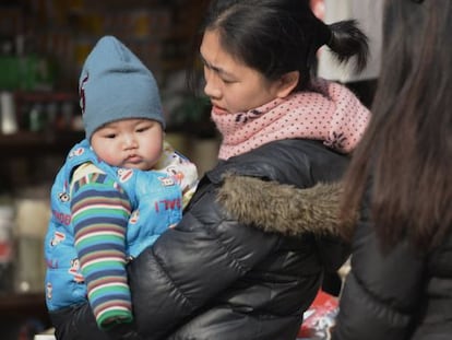 Mãe e filho em uma rua de Shangai.