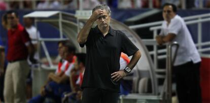 Mourinho se lamenta durante el partido.