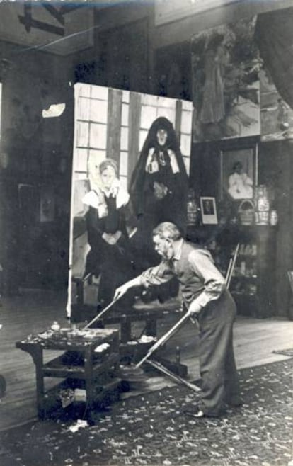 Joaquín Sorolla pintando en su estudio.