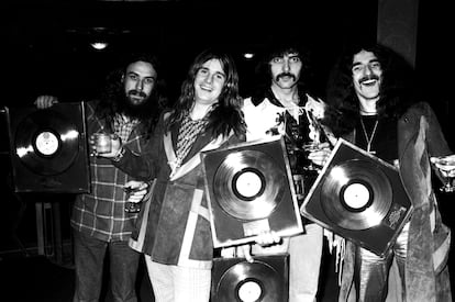 Black Sabbath posa para un retrato de grupo con discos de oro, en Londres, en 1973.