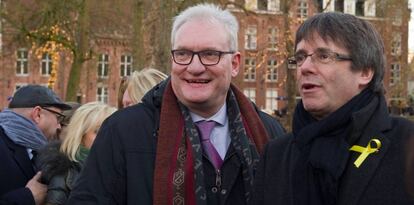 Puigdemont amb el senador Pol van den Driessche, aquest dissabte a Bruges.