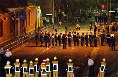 Policías antidisturbios se enfrentan a un grupo de manifestantes, ayer en el barrio de Redfern, en Sidney.