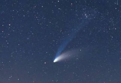 O cometa Hale-Bopp tem uma cauda de íons azuis e uma cauda curta de pó.