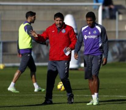 Contra, de rojo, y Sammir, en un entrenamiento del Getafe.