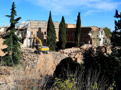 Una excavadora desescombraba ayer el convento de las Damas Apostólicas.