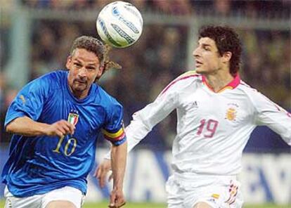 Baggio intenta llevarse el balón ante César.