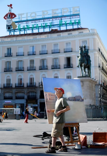 El pintor trabaja en agosto de 2021 en su visión a 360 grados de la Puerta del Sol.