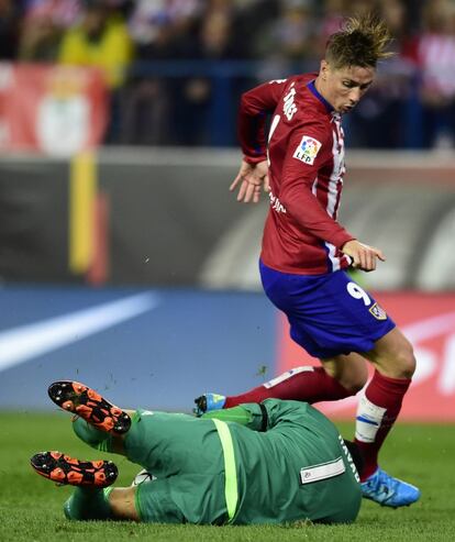 Navas le detiene el balón a Torres