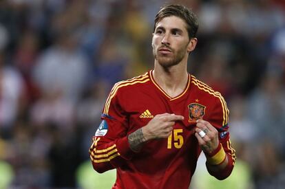 Sergio Ramos señala el escudo de su camiseta, tras marcar su penalti en la tanda de penas máximas, en la semifinal de la Eurocopa entre las selecciones de España y Portugal, en el Donbass Arena en Donetsk (Ucrania). España pasó a la final.