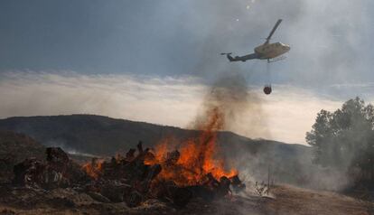 Un helicóptero durante los trabajos de extinción del incendio en Bugarra (Valencia).