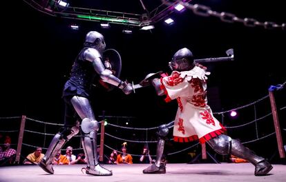 Los participantes vestidos con armaduras históricas pelean durante el campeonato de lucha medieval WMFC en Moscú (Rusia), 23 de febrero.