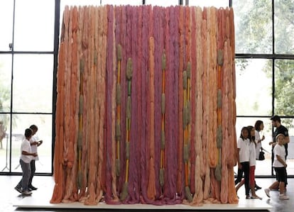 'Lianes from Beauvais', obra de la estadounidense Sheila Hicks, expuesta en la bienal de São Paulo.