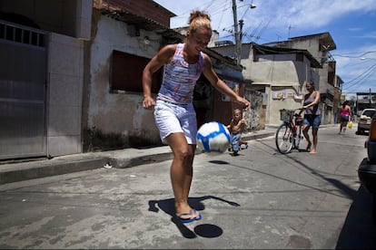 Penélope juega con la pelota en una de las calles de su favela.  Ella confiesa que sin el fútbol no podría vivir, es una parte muy importante en su vida. Favela Vista Alegre.