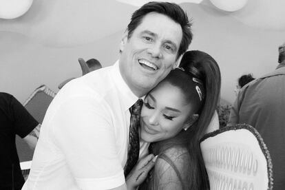 Ariana Grande – En el caso de la estrella pop, parece cierto ese lugar común de que la mejor forma de conquistar a una chica es hacerla reír, ya que Grande se quedó sin palabras cuando conoció a su amor indiscutible mientras crecía: Jim Carrey. “Fue la experiencia más especial de mi vida. Nada es más loco que conocer y pasar tiempo con la persona que has idealizado y adorado desde antes de que pudieras hablar, pero más loco es descubrir que esa persona es más especial, cariñosa y generosa en persona de lo que podrías haber imaginado”, escribió en su cuenta de Instagram tras hacer un cameo en la serie de Carrey, Kidding.