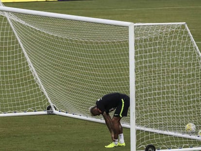 Neymar treinando com o Brasil.