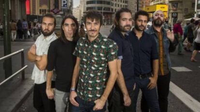 Los miembros de Vetusta Morla posan en la Gran Vía de Madrid.