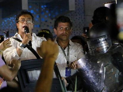 O candidato à presidência Gustavo Petro depois de ser atacado em confronto entre manifestantes.