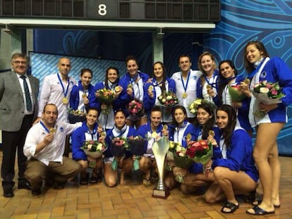 Las jugadoras del CN Sabadell posan con la Supercopa de Europa