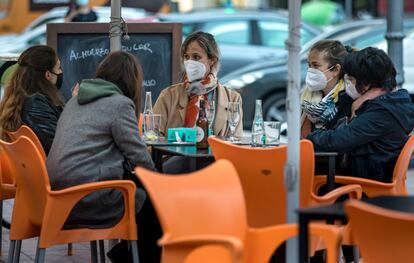 Cinco amigas en una terraza frente al mercado de Russafa.