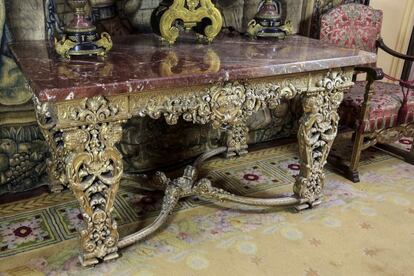 Consola de estilo Luis XIV en madera tallada y dorada y tablero de mármol por Herráiz, situada en el distribuidor de la planta principal.