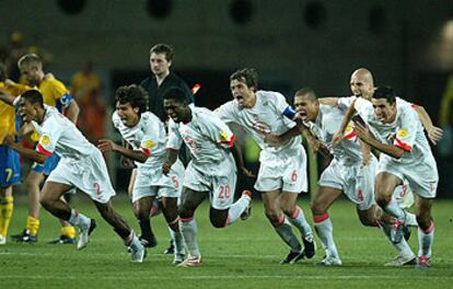 Reiziger, Van Bronckhorst, Seedorf, Cocu, Bouma, Stam y Makaay (de izquierda a derecha) corren, alborozados, a abrazar a Robben tras su acierto final.