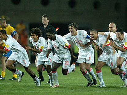 Reiziger, Van Bronckhorst, Seedorf, Cocu, Bouma, Stam y Makaay (de izquierda a derecha) corren, alborozados, a abrazar a Robben tras su acierto final.