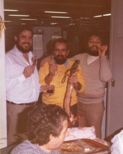José Manuel Grandela, primero por la izquierda, y Carlos González, derecha, junto a otros compañeros en la estación de Fresnedillas en 1983.