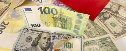 Billetes de dólar junto a euros, en una imagen de archivo.