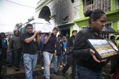 Funeral de una de las v&iacute;ctimas en Nochixtl&aacute;n