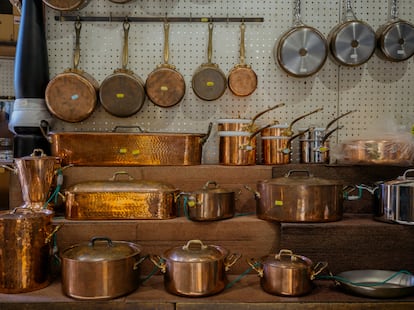 Ollas y sartenes en exposición en la tienda de utensilios de cocina E. Dehillerin.