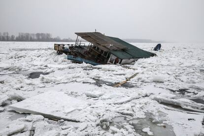 Una casa flotante atrapada en las aguas congeladas del Danubio, cerca de Belgrado (Serbia).