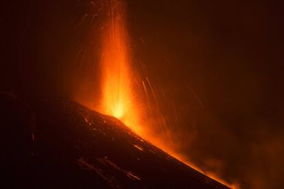 El volcán Etna, en la isla italiana de Sicilia, ha registrado en las últimas días las erupciones más intensas en dos décadas desde uno de sus cráteres, según informó el Instituto Nacional de Geofísica y Vulcanología (INGV) italiano.