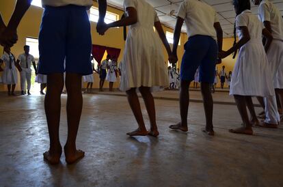 Alumnos del colegio Medagama Abhaya, en Chilaw (Sri Lanka), realizan un taller teatral. La compañía Janakaraliya, que lucha por restañar las heridas de la guerra civil a través del teatro, actúa en los idiomas cingalés y tamil por toda la isla y también trabaja en las escuelas con distintos talleres.