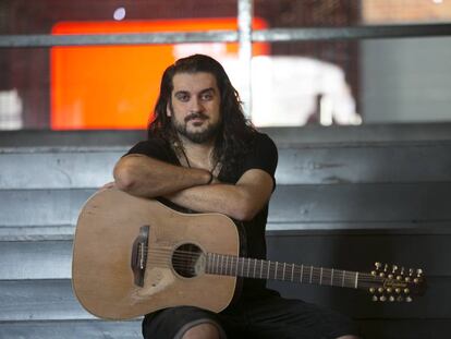 Fran Fernández, cantautor, se asoma a nuestro Patio de Vecinos y posa en Matadero de Madrid.