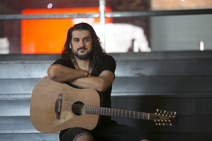 Fran Fernández, cantautor, se asoma a nuestro Patio de Vecinos y posa en Matadero de Madrid.