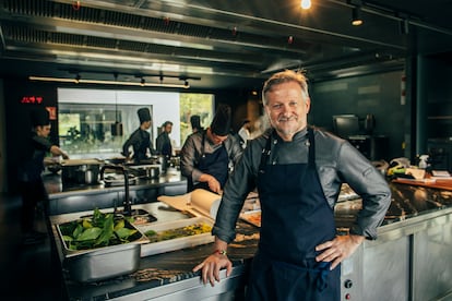 El chef Xosé T. Cannas, en la cocina del restaurante Pepe Vieira, en Poio.