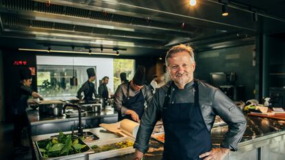 El chef Xosé T. Cannas, en la cocina del restaurante Pepe Vieira, en Poio.