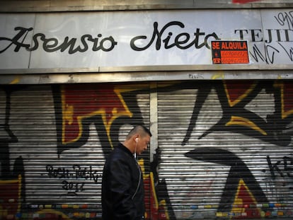 Un hombre pasa por delante de un negocio cerrado en  el centro de Madrid, el mes pasado.