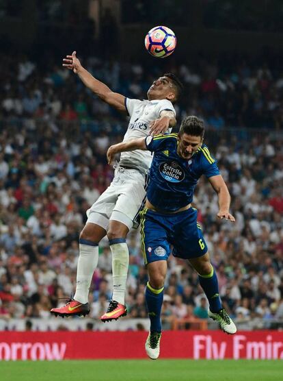 Casemiro (i) del Real Madrid, antes de golpear el balón con la presencia de Nemanja Radoja del Celta de Vigo.