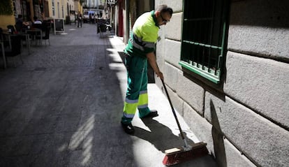 Trabajador de la limpieza viaria de Madrid, en una imagen de 2017.