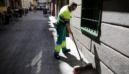 Trabajador de la limpieza viaria de Madrid, en una imagen de 2017. 