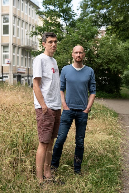 HANNOVER, ALEMANIA- Junio 19, 2025: Los dos fundadoras de Tuta Matthias Pfau (izquierda) y Arne Möhle (derecha). Lena Mucha para El Pais Semanal     -----PIEFOTO-----     Los dos fundadores de Tuta, Matthias Pfau (izquierda) y Arne Möhle, delante de las oficinas de Tuta en la ciudad alemana de Hannover. 