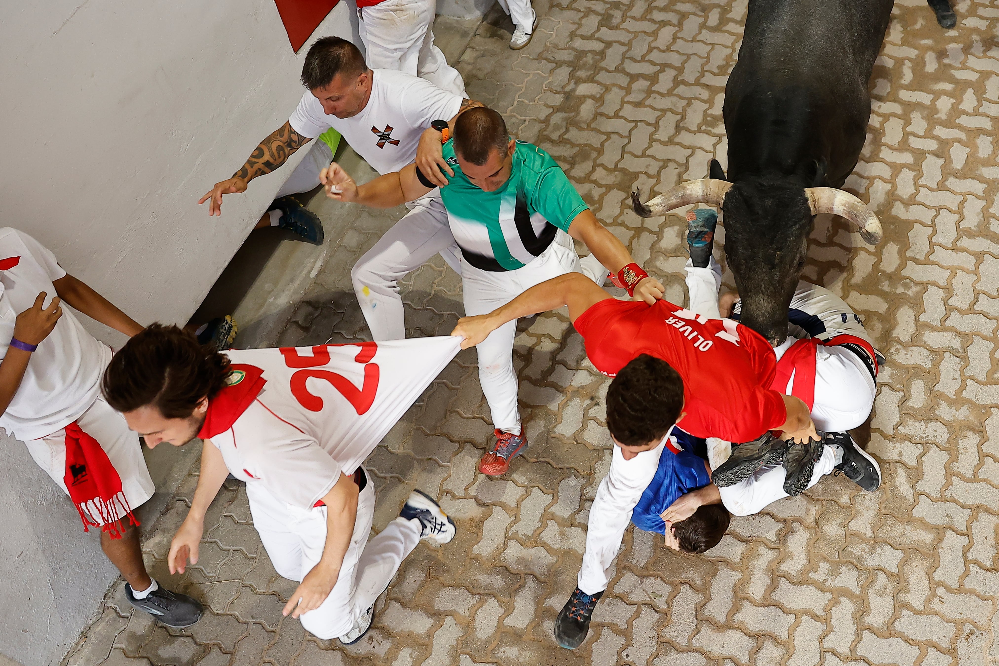 Séptimo encierro de San Fermín 2026, en directo | Los toros de Miura protagonizan un encierro peligroso y limpio en dos minutos y 34 segundos