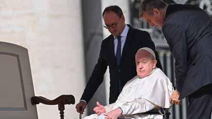 El Papa junto a su mayordomo (a la derecha), Sandro Mariotti, el 5 de octubre en el Vaticano.