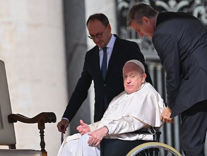 El Papa junto a su mayordomo (a la derecha), Sandro Mariotti, el 5 de octubre en el Vaticano.