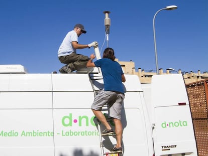 Instalación de la Unidad Móvil de medición de calidad del Aire el pasado viernes en Pinto. 