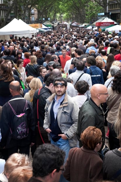 El periodista y escritor italiano Emilio Marrese, autor de la novela <i>La rosa de fuego<i></i>, en La Rambla de Barcelona.</i>