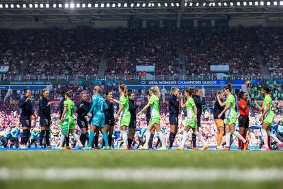 Las jugadoras del Barcelona y del Wolfsburgo se saludan antes de la final. 
