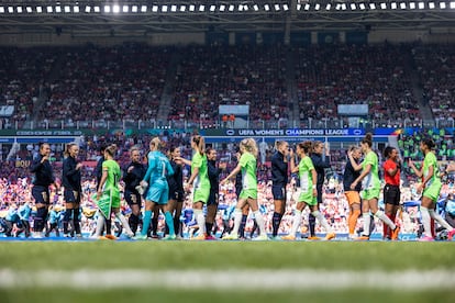 Las jugadoras del Barcelona y del Wolfsburgo se saludan antes de la final. 